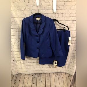 Le Suit skirt suit set size 10P- NWT